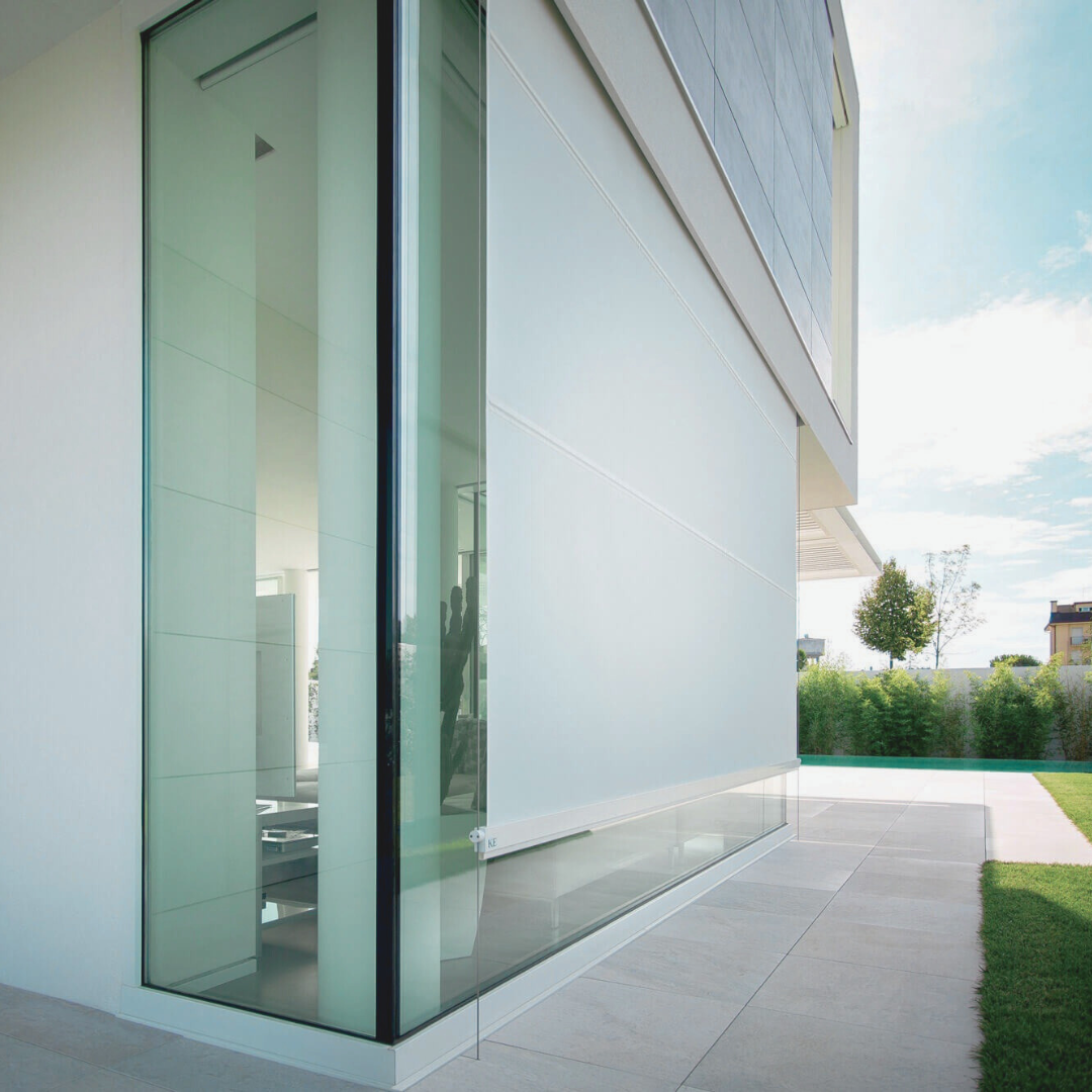 Vertical awning with steel cables