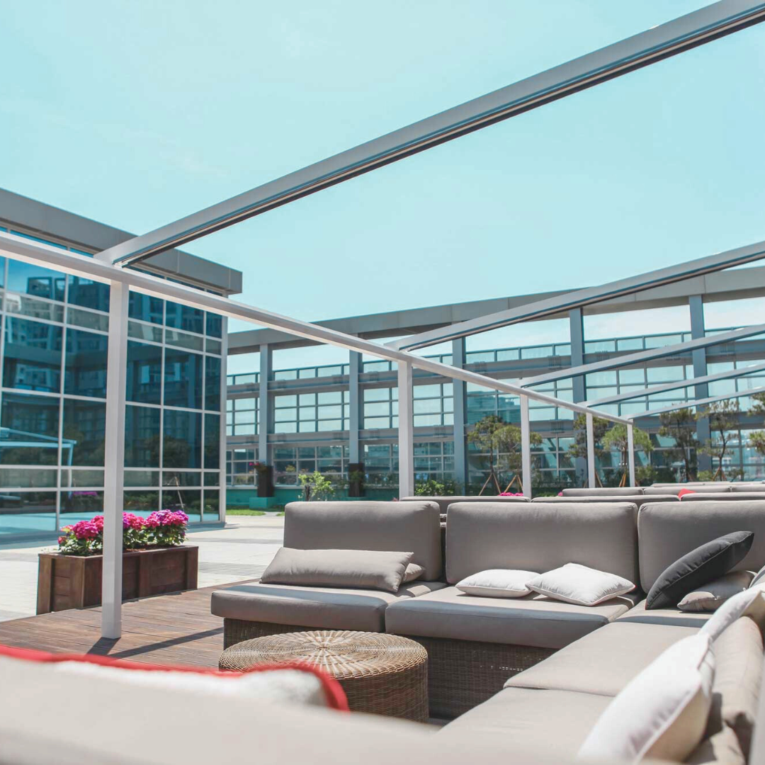 La Star - pergola addossata in alluminio con tetto inclinato