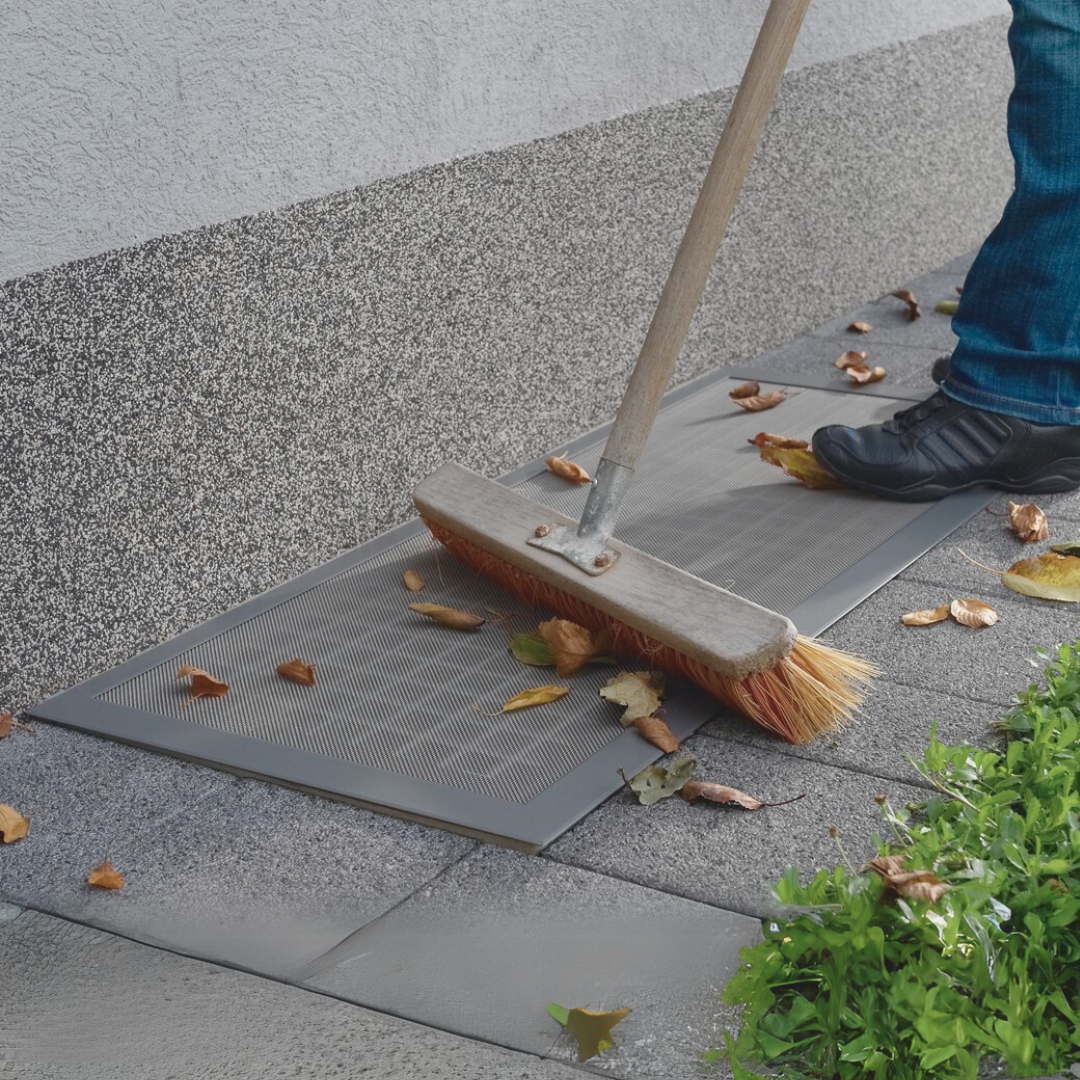 Leaf guard for light wells