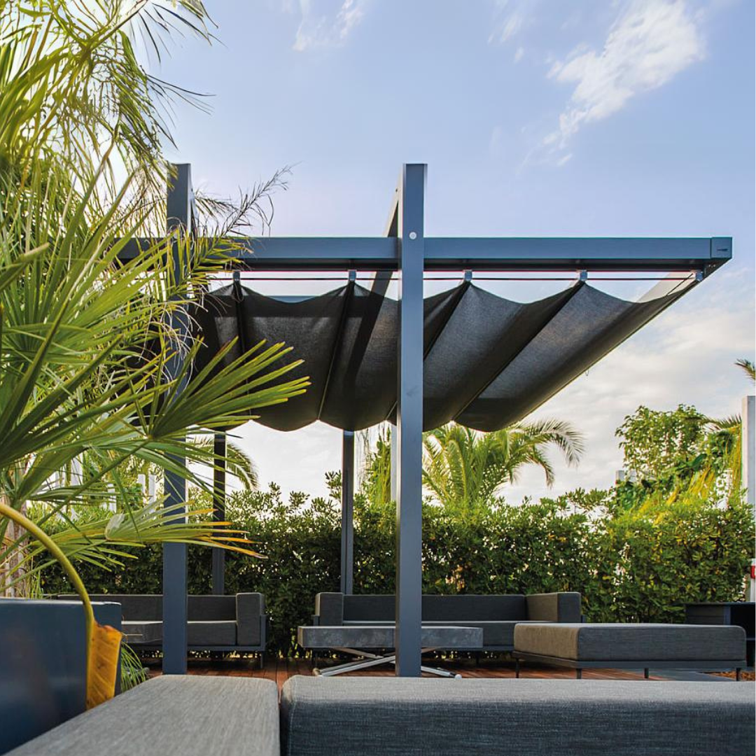 Cantilevered pergola with sliding roof Albatro