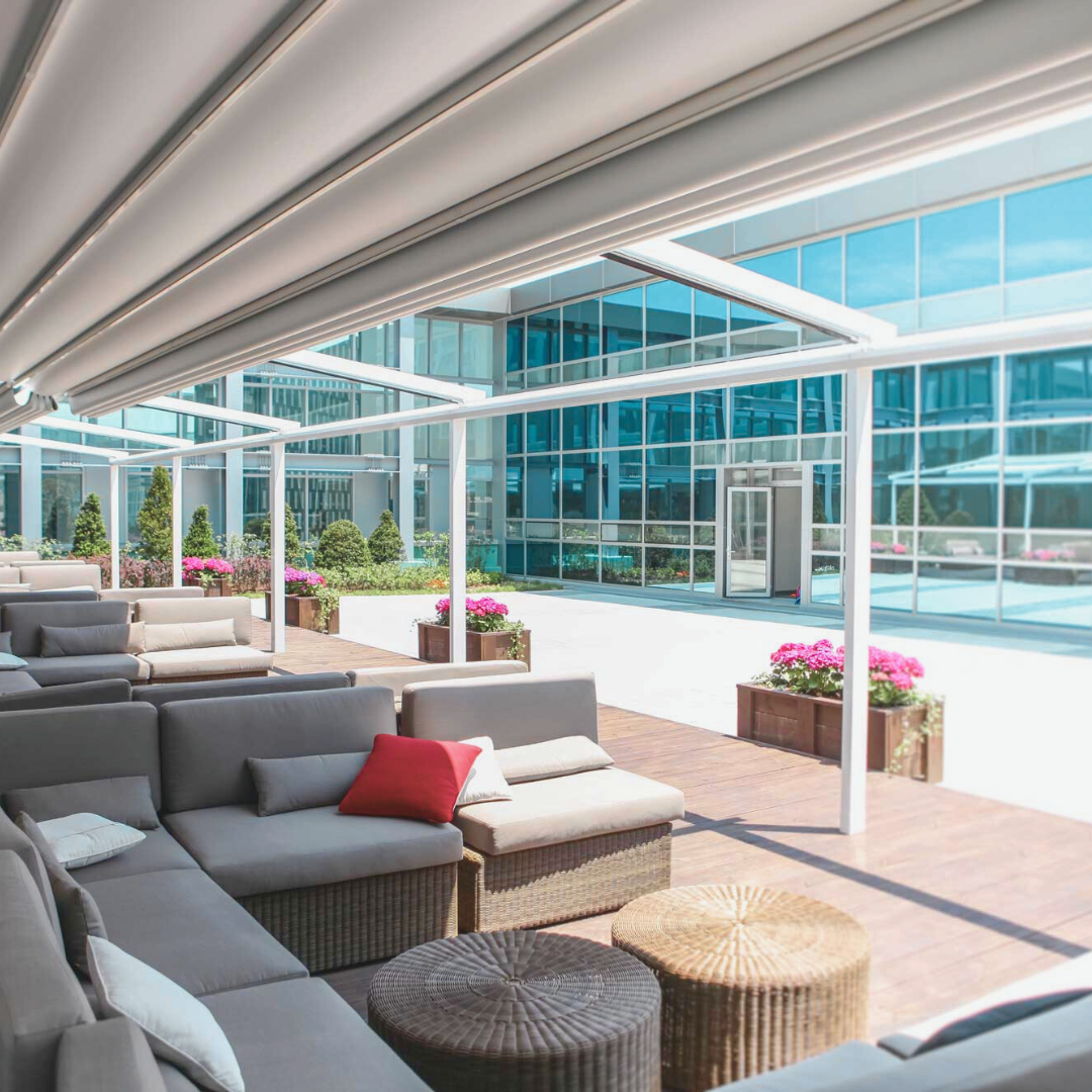 La Star - pergola addossata in alluminio con tetto inclinato