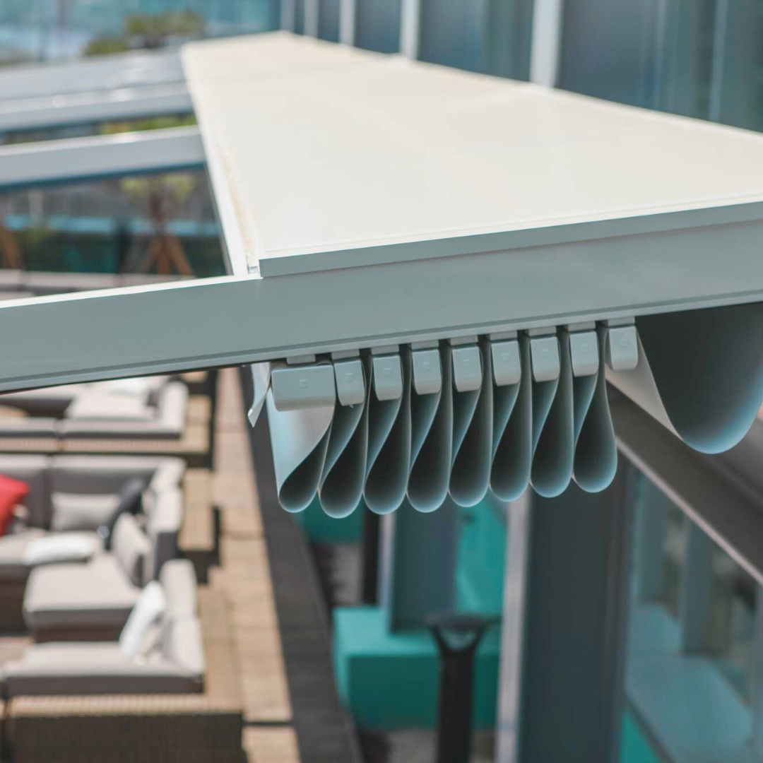 La Star - pergola addossata in alluminio con tetto inclinato